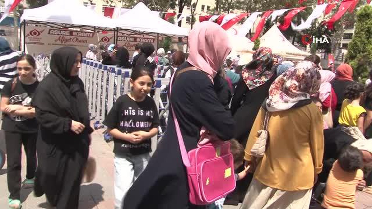Sultangazi\'de vatandaşları aşure ikram edildi