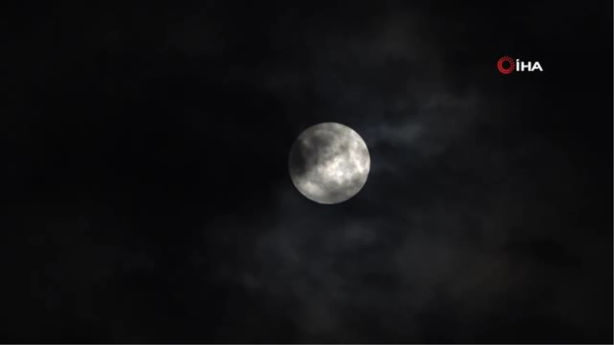 "Süper Ay" bulutların arasında görsel şölen sundu
