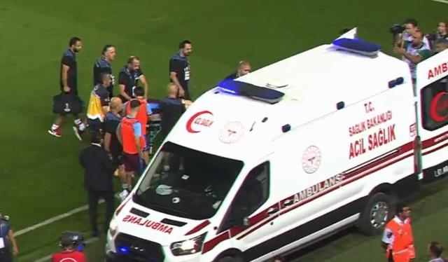 Trabzon'da yürekler ağza geldi! Acılar içinde yerde kalan Edin Visca, ambulansla hastaneye kaldırıldı Trabzon'da yürekler ağza geldi! Acılar içinde yerde kalan Edin Visca, ambulansla hastaneye kaldırıldı