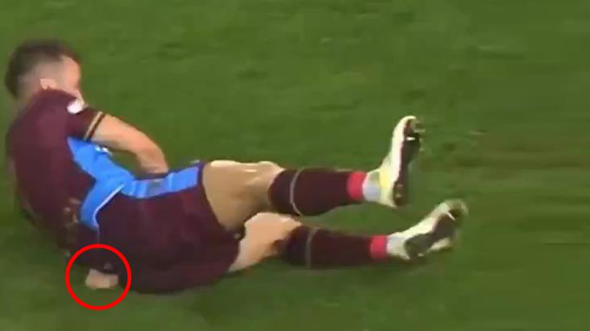 Trabzonsporlu Edin Visca\'nın talihsiz anı! Sahayı ambulansla terk etti