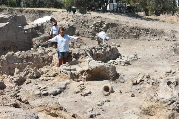 İzmir'de 8 bin yıllık parmak izi! Tarihteki en eski seramik üretim atölyesine ulaşıldı