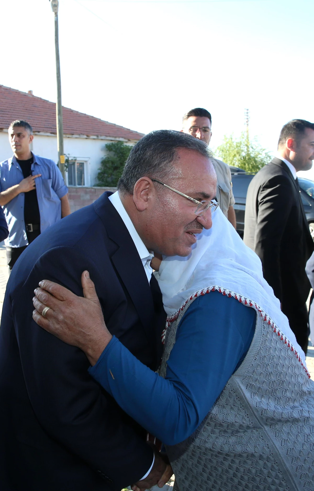 Adalet Bakanı Bozdağ, Yozgat\'ta şehit Özdemir\'in ailesini ziyaret etti
