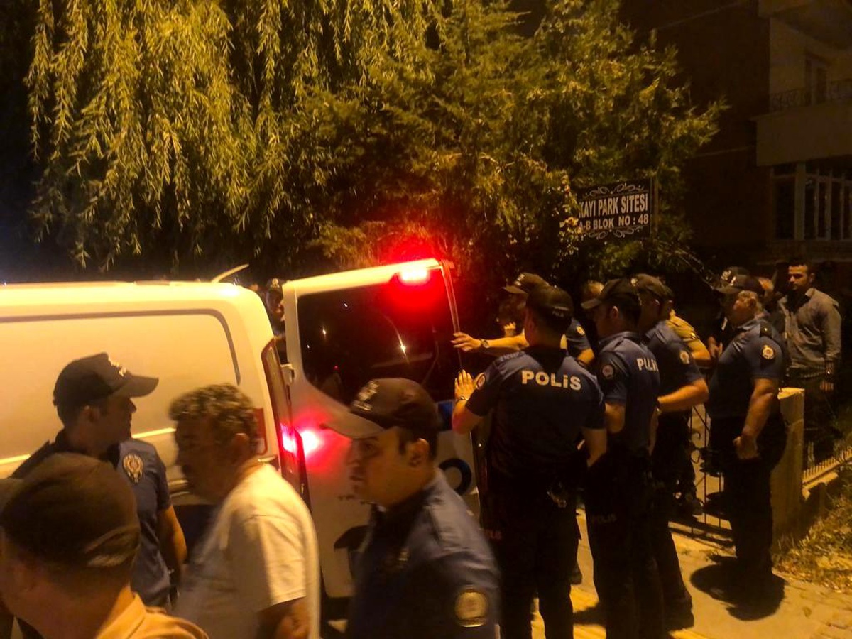 Ankara\'da komşularına şiddet uyguladığı iddia edilen kadın mahalleden güçlükle çıkarıldı