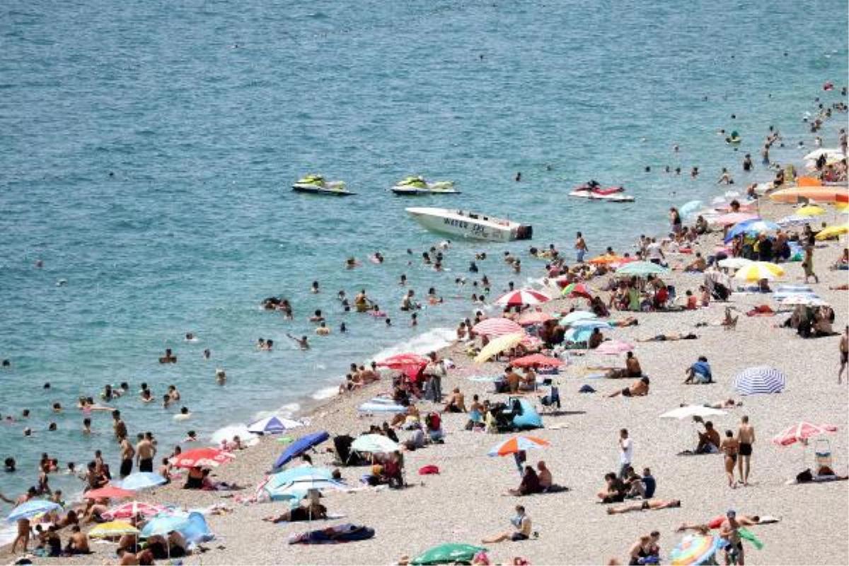 Antalya\'da hafta sonu sahiller doldu