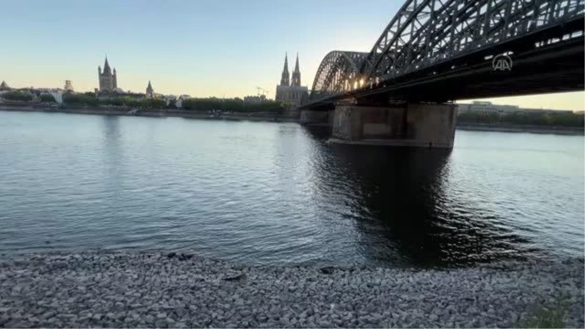 Aşırı sıcaklar Almanya\'nın önemli ticaret yollarından Ren Nehri\'ni kurutuyor