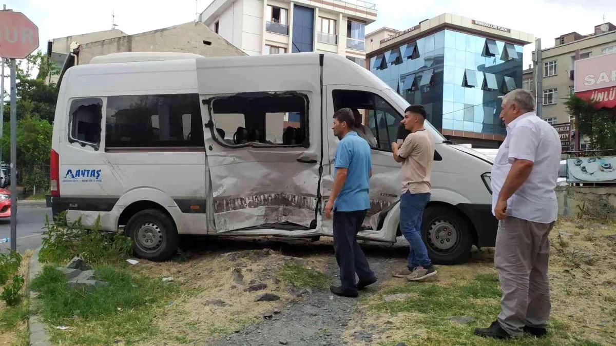 Bağcılar\'da panelvan araç ile servis minibüsü çarpıştı: 5 yaralı