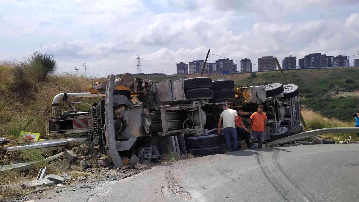 Başakşehir\'de virajı alamayan beton mikseri devrildi: 2 yaralı