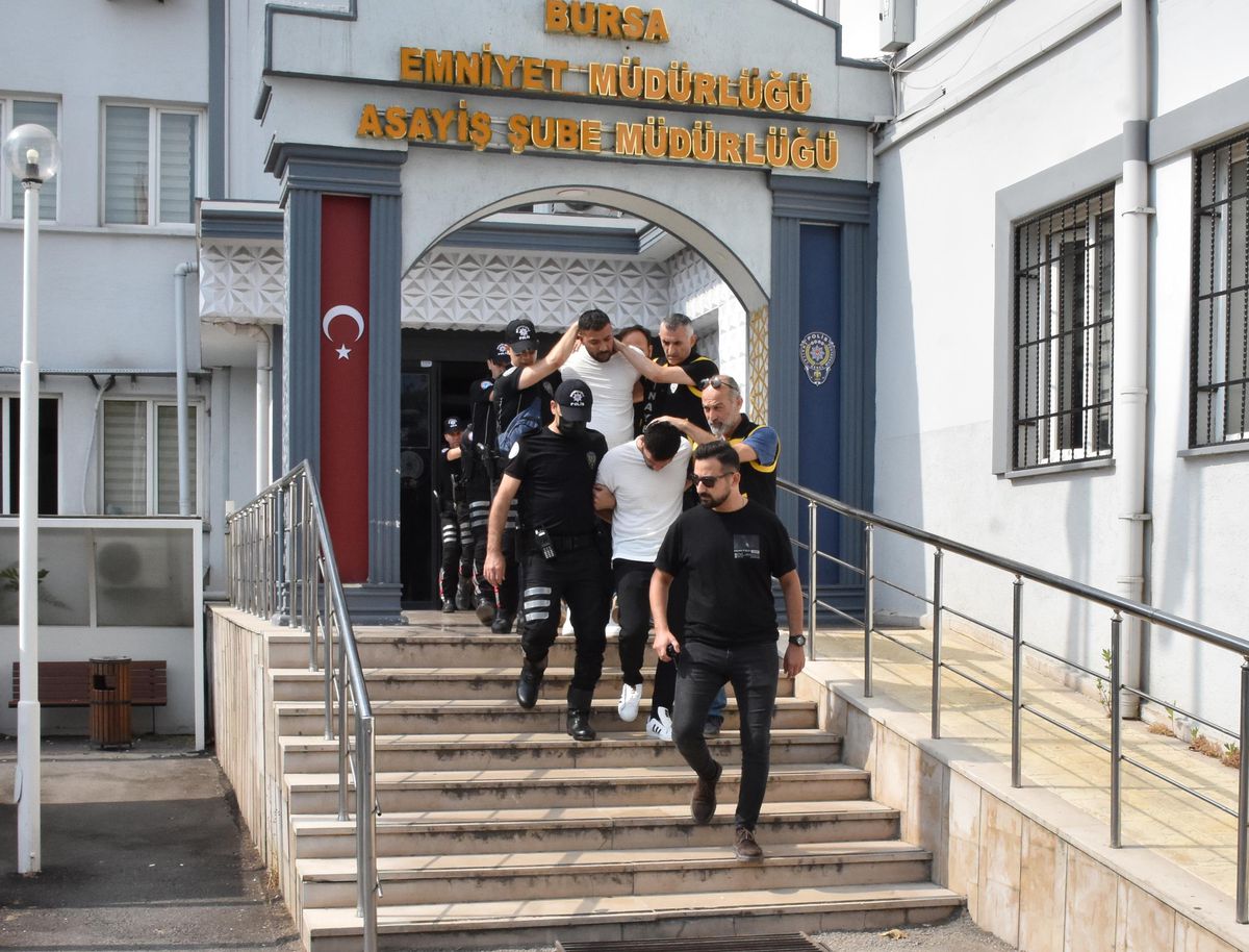 Bursa\'da eğlence merkezinin önünde işlenen cinayetin şüphelileri İzmir\'de yakalandı