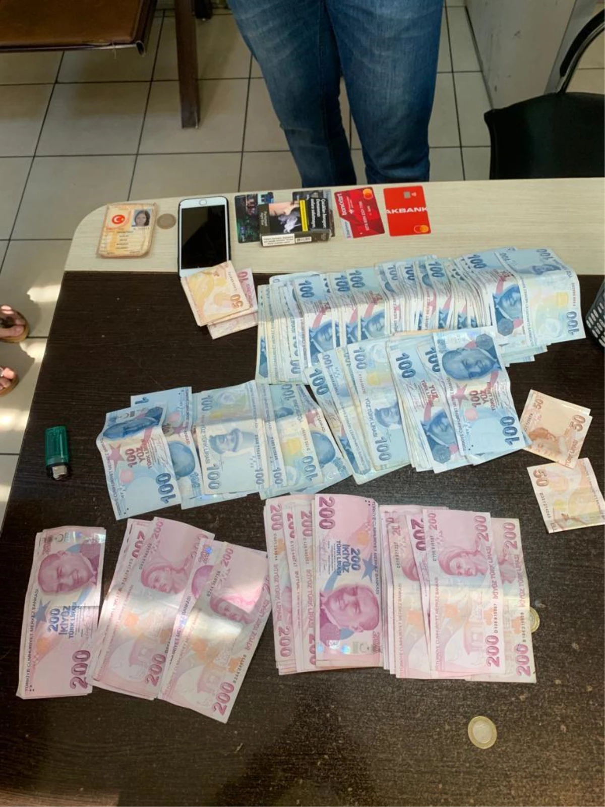 Bursa\'da temizlik görevlilerinin bulduğu para dolu çanta sahibine ulaştırıldı