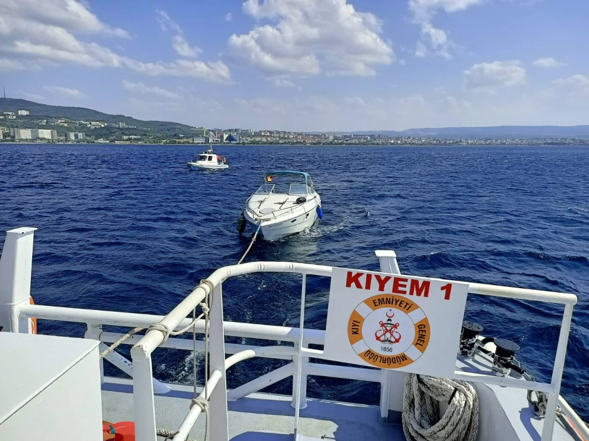 Çanakkale Boğazı\'nda arızalanan tekne, KEGM ekiplerince kurtarıldı