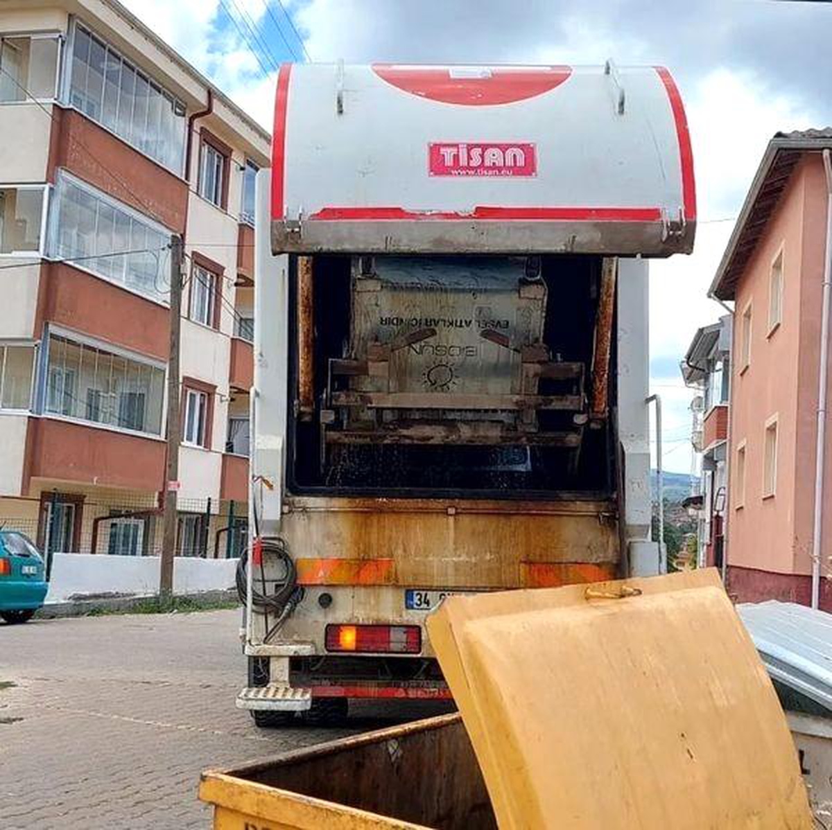 Çöp konteynırları yıkanarak dezenfekte ediliyor