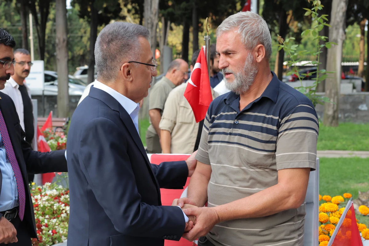 Cumhurbaşkanı Yardımcısı Oktay, Edirnekapı Şehitliği\'ni ziyaret etti