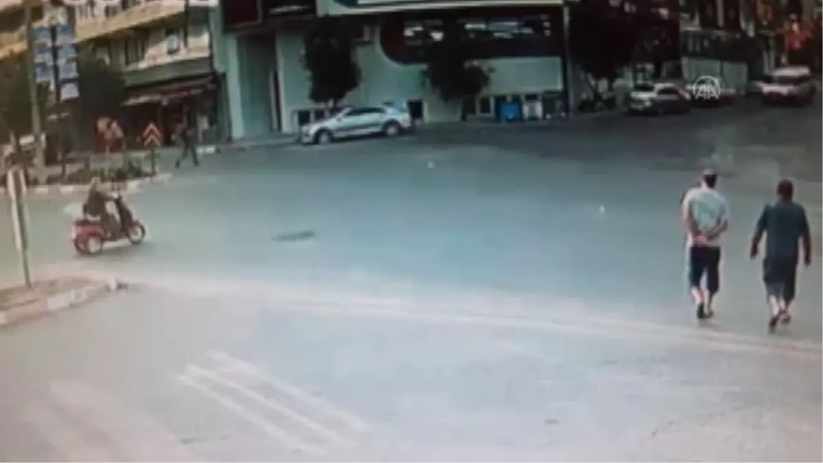 Denizli'de elektrikli bisiklet ile motosikletin çarpıştığı kazada 3 kişi yaralandı