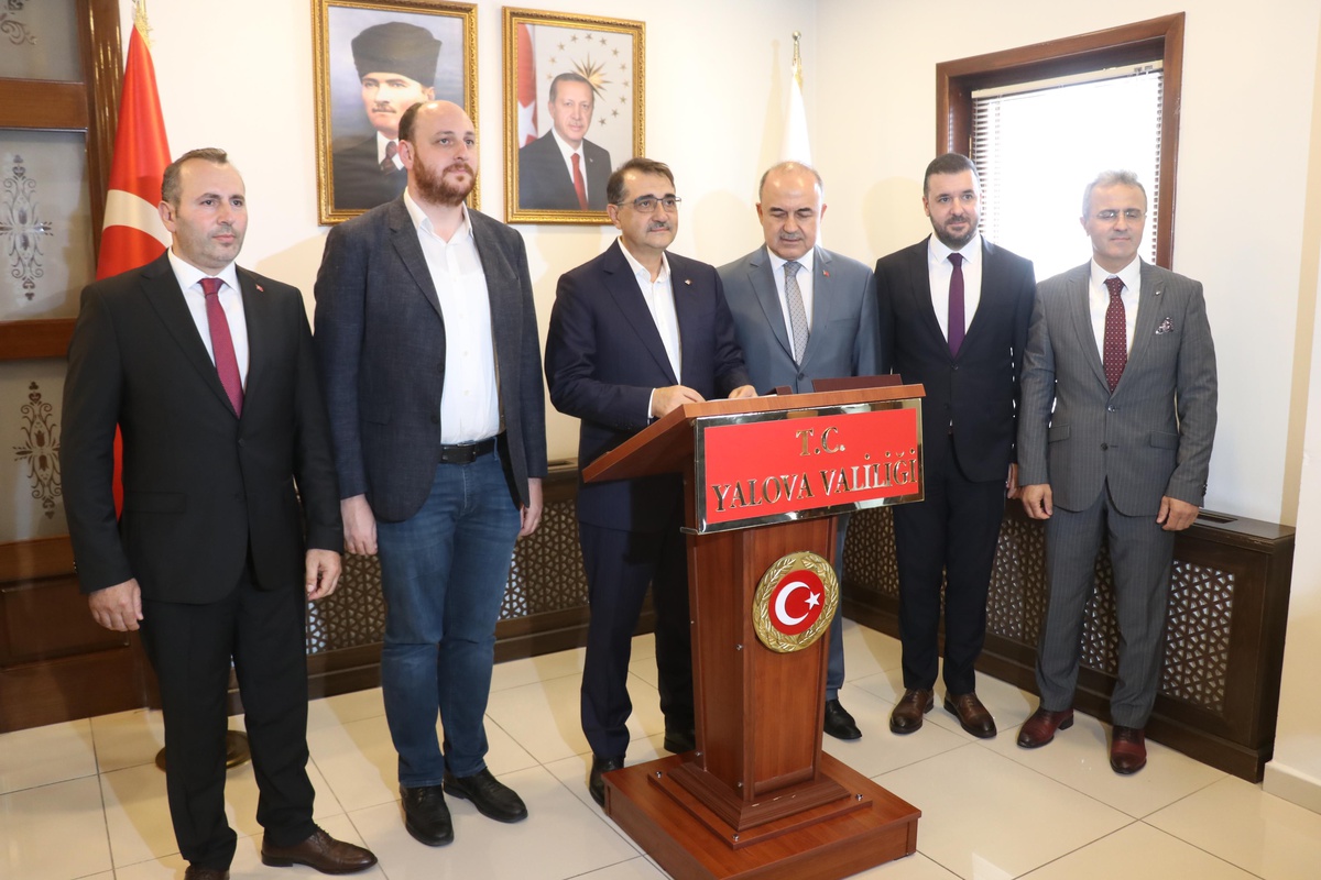 Enerji ve Tabii Kaynaklar Bakanı Dönmez, AK Parti Yalova İl Başkanlığı\'nı ziyaret etti Açıklaması