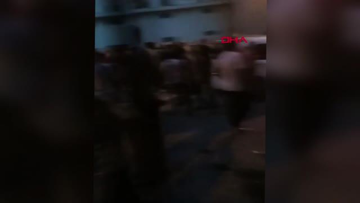 ESENYURT\'TA ÇOCUKLARIN KAVGASINA AİLELER DE KARIŞTI, ORTALIK SAVAŞ ALANINA DÖNDÜ: 2 YARALI