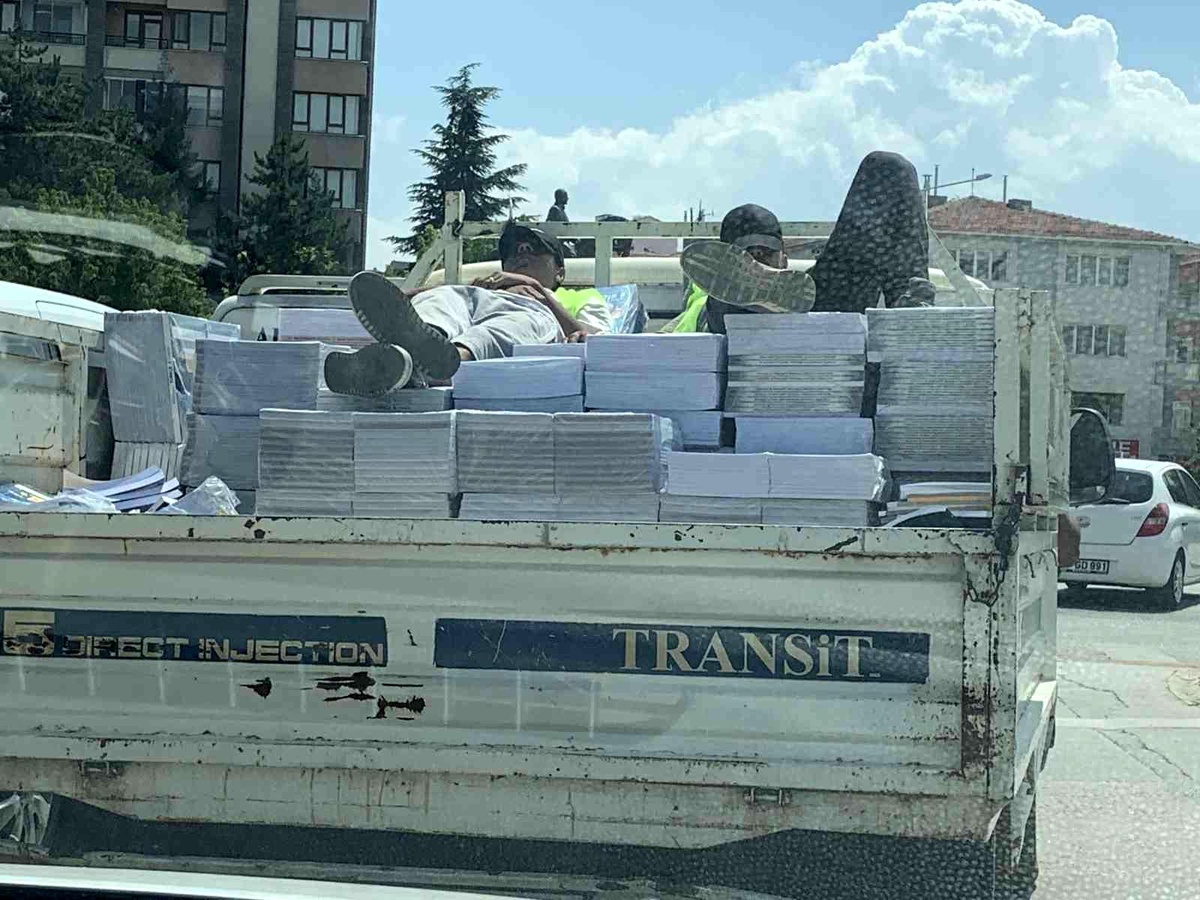 Eskişehir\'de kamyonet kasasında yatarak yolculuk yaptılar