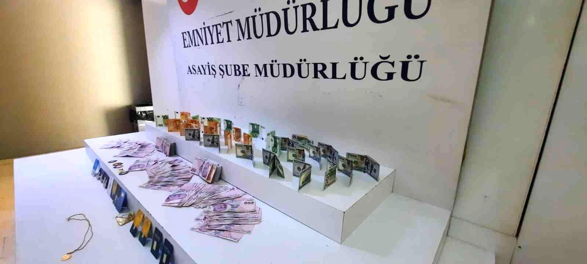Fatih\'te kendini polis ve savcı olarak tanıtan dolandırıcı tutuklandı