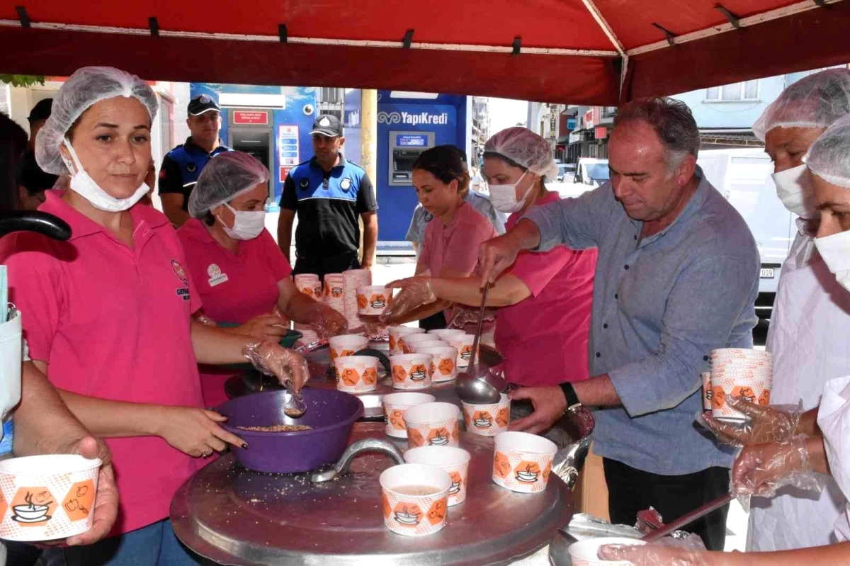 Germencik Belediyesi Ortaklar Mahallesi\'nde aşure dağıttı