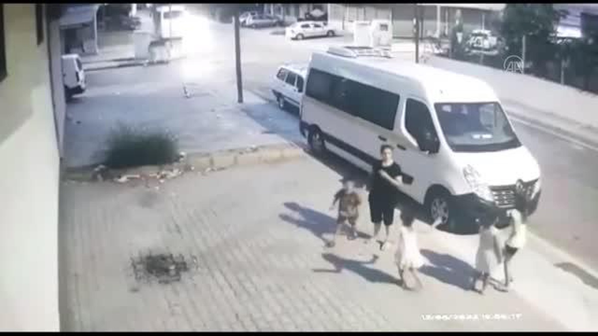 Mersin\'de iki otomobilin çarpışma anı kamerada