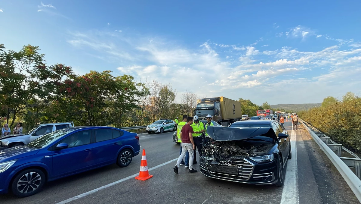 İstanbul-İzmir Otoyolu\'ndaki zincirleme kazada 10 kişi yaralandı