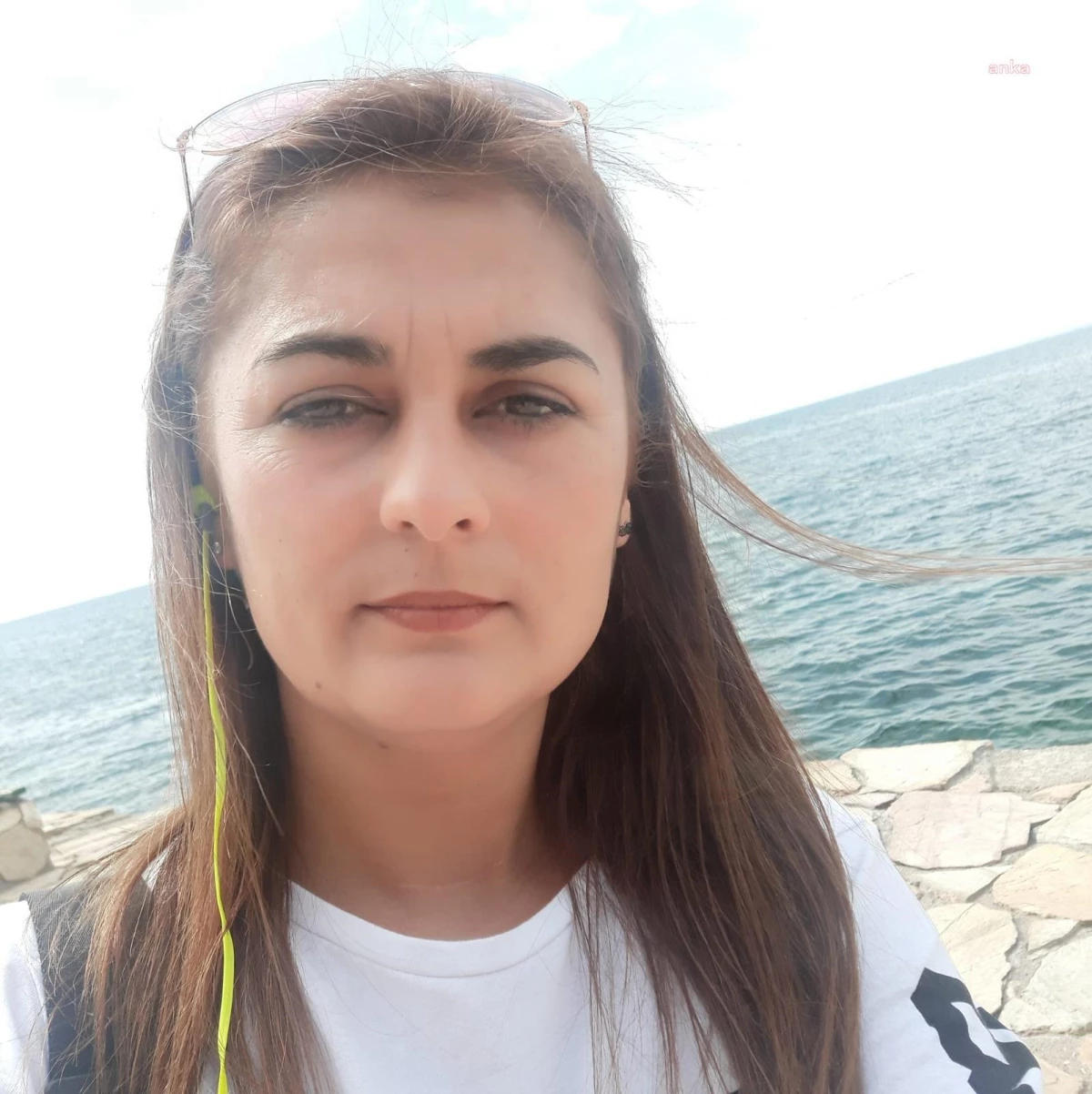İzmir\'de 2 Çocuk Annesi Kadın, Otobüs Durağında Beklerken Eşi Tarafından Öldürüldü