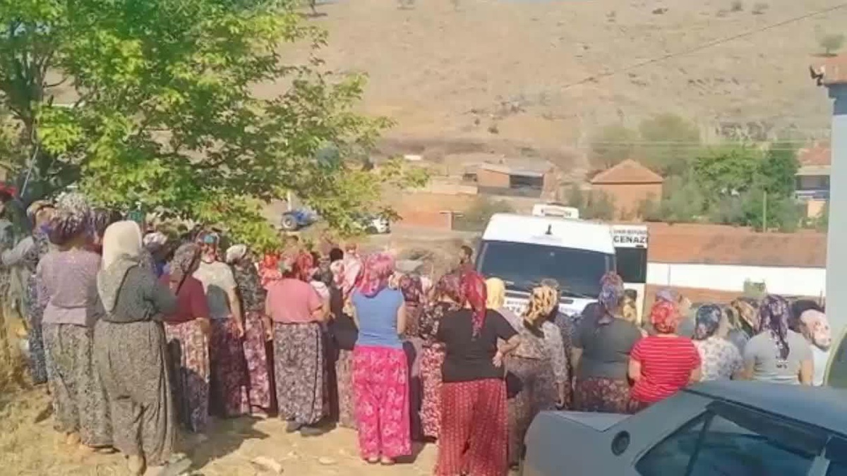 İzmir\'de Kocası Tarafından Öldürülen 2 Çocuk Annesi Hanife Çakıcı Toprağa Verildi