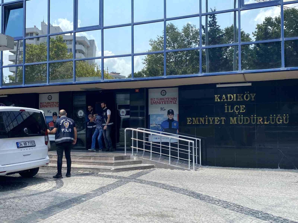 Kadıköy\'de kafede tartıştığı kadını silahla öldüren zanlı adliyeye sevk edildi