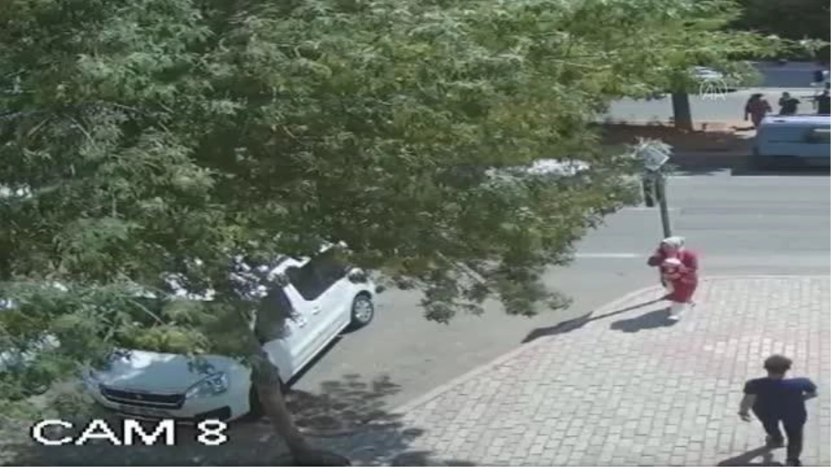 Kahramanmaraş\'ta otomobilin yayaya çarpması güvenlik kamerasına yansıdı