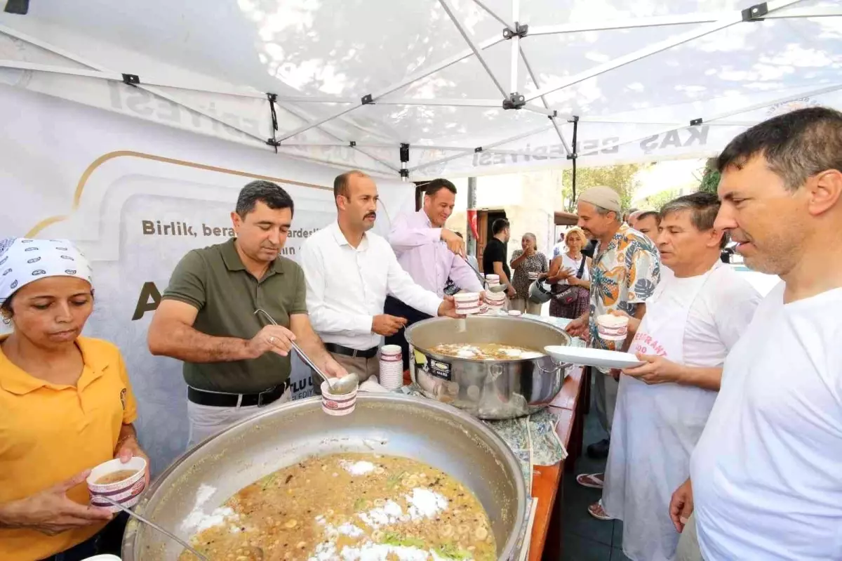 Kaş Belediyesinden aşure ikramı