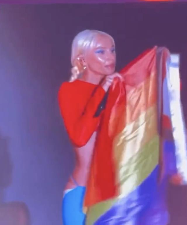 Konserinde LGBT bayrağı açan Gülşen, tepki gösteren seyircilere kızdı