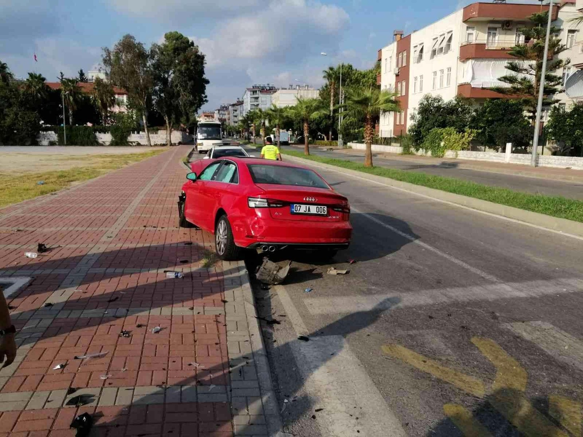 Manavgat\'ta iki otomobil çarpıştı: 2 yaralı