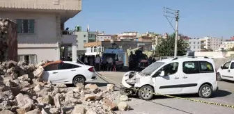 Mardin'de duvar çöktü, iki araçta maddi hasar meydana geldi