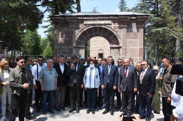 Meral Akşener'i sokak köpeği ısırdı