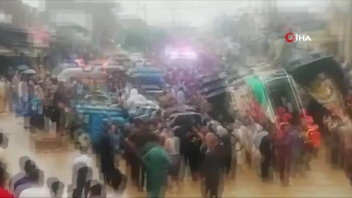 Pakistan\'da kamyon yolcu otobüsünün üzerine devrildi: 13 ölü, 5 yaralı