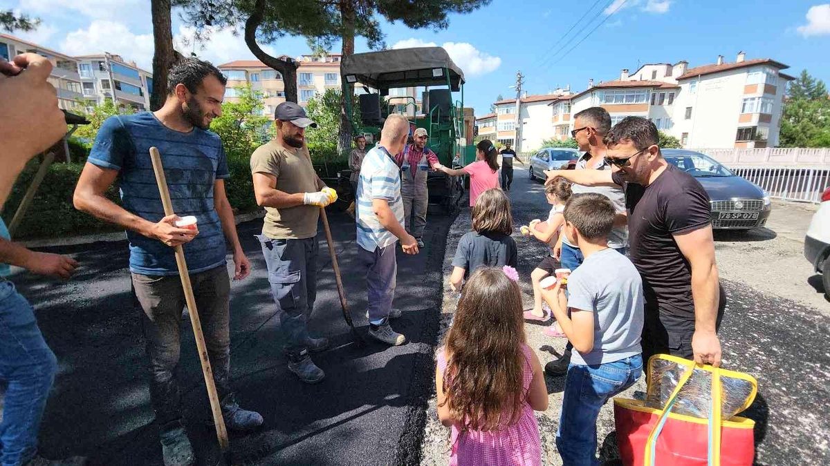 Safranbolu\'da çocuklardan belediye işçilerine dondurma sürprizi
