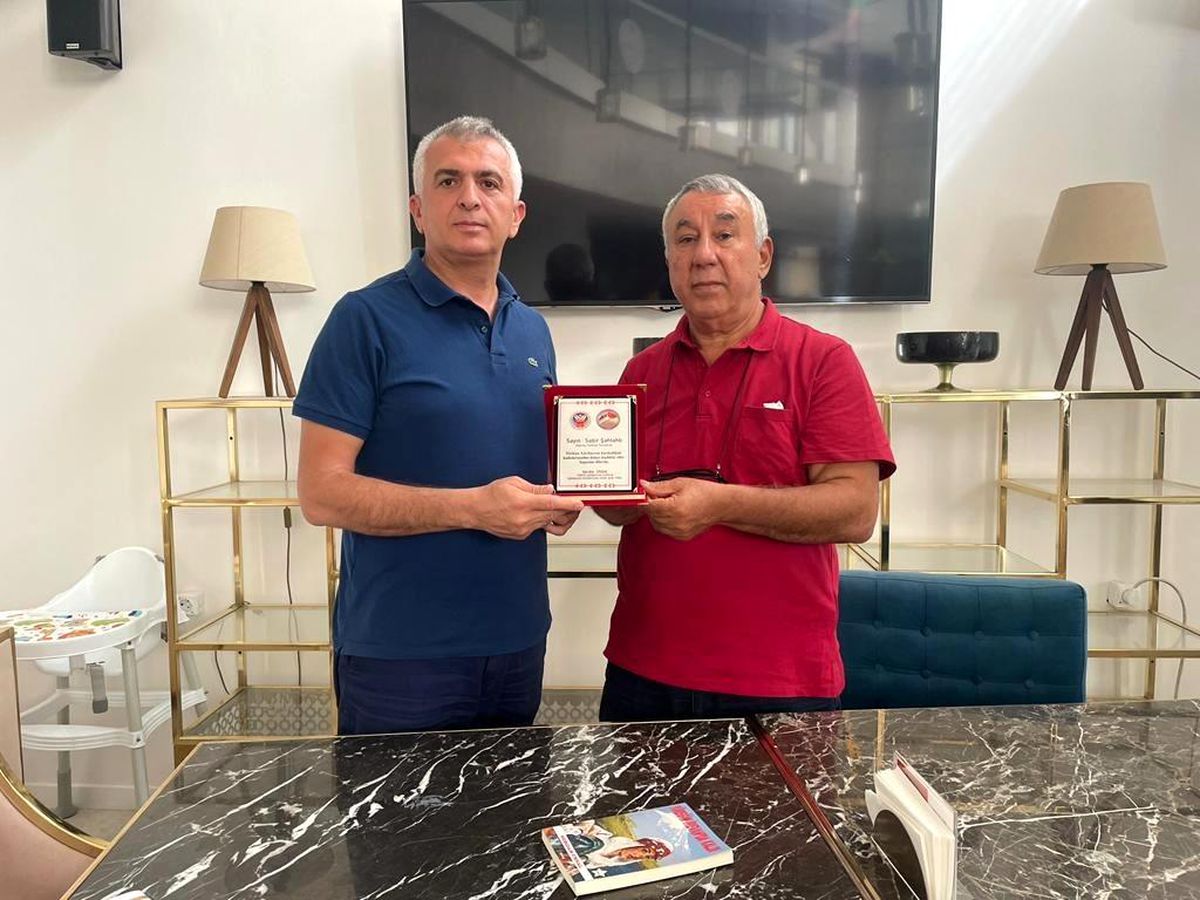 Serdar Ünsal\'dan Azertaç temsilcisi Sabir Şahtahtı\'ya plaket