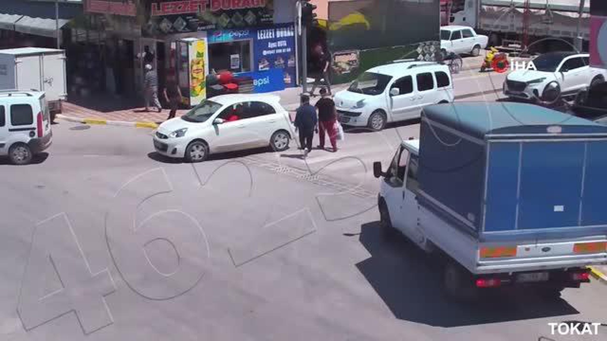 Yayaların arasına daldı, o anlar güvenlik kameralarına yansıdı