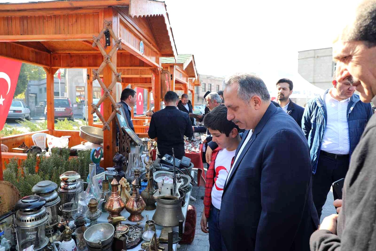 Talas\'ın vazgeçilmezi \'Antika Pazarı\' hız kesmeden devam