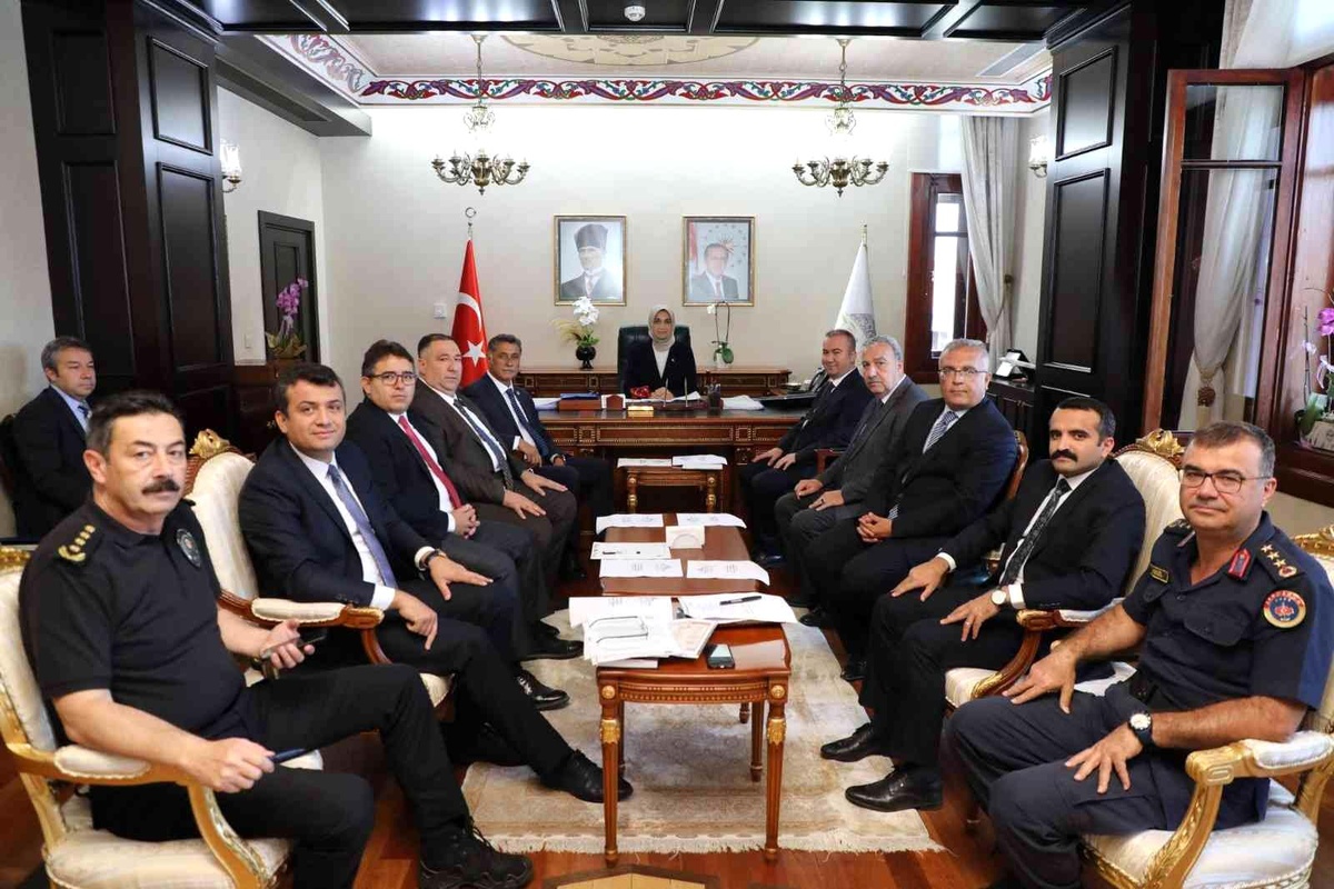 TBMM\'de grubu bulunan partilerin il başkanlarına bilgilendirme yapıldı