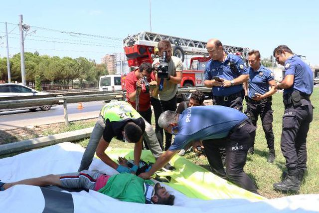 Üst geçitten atladı, 'Atlamayacağım' diye söz verdiği polisten özür diledi Üst geçitten atladı, 'Atlamayacağım' diye söz verdiği polisten özür diledi
