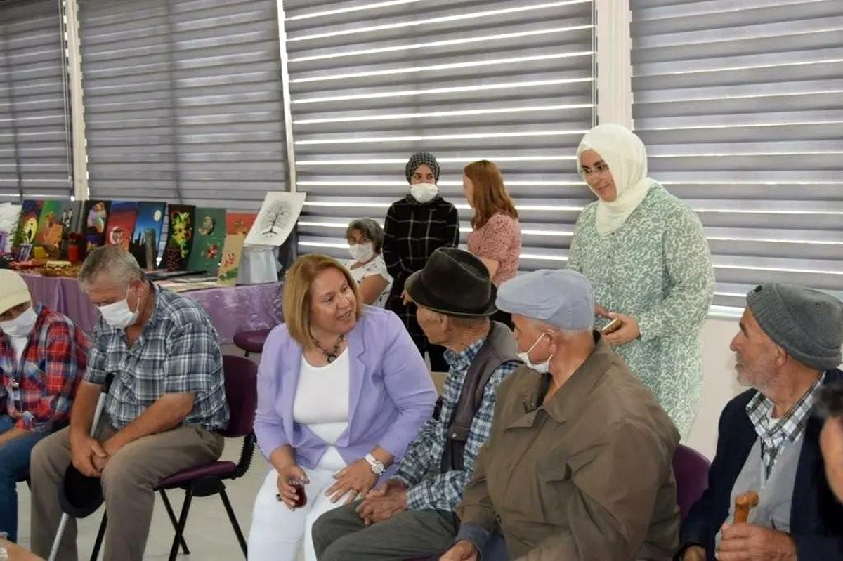 Vali Ergün\'ün eşi, Uşaklı yaşlılara aşure ikram etti