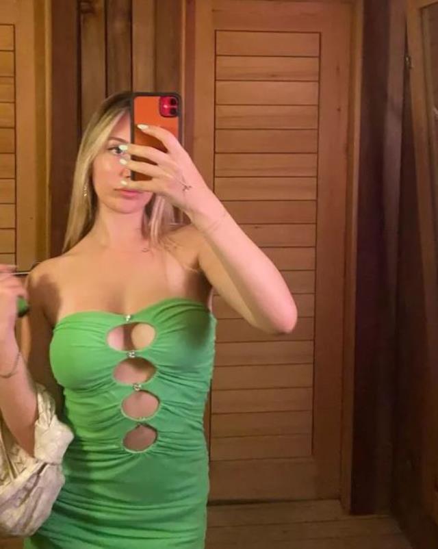 Yasmin Erbil'in pozuna hayranından yorum gecikmedi: Elbise resmen bir parça