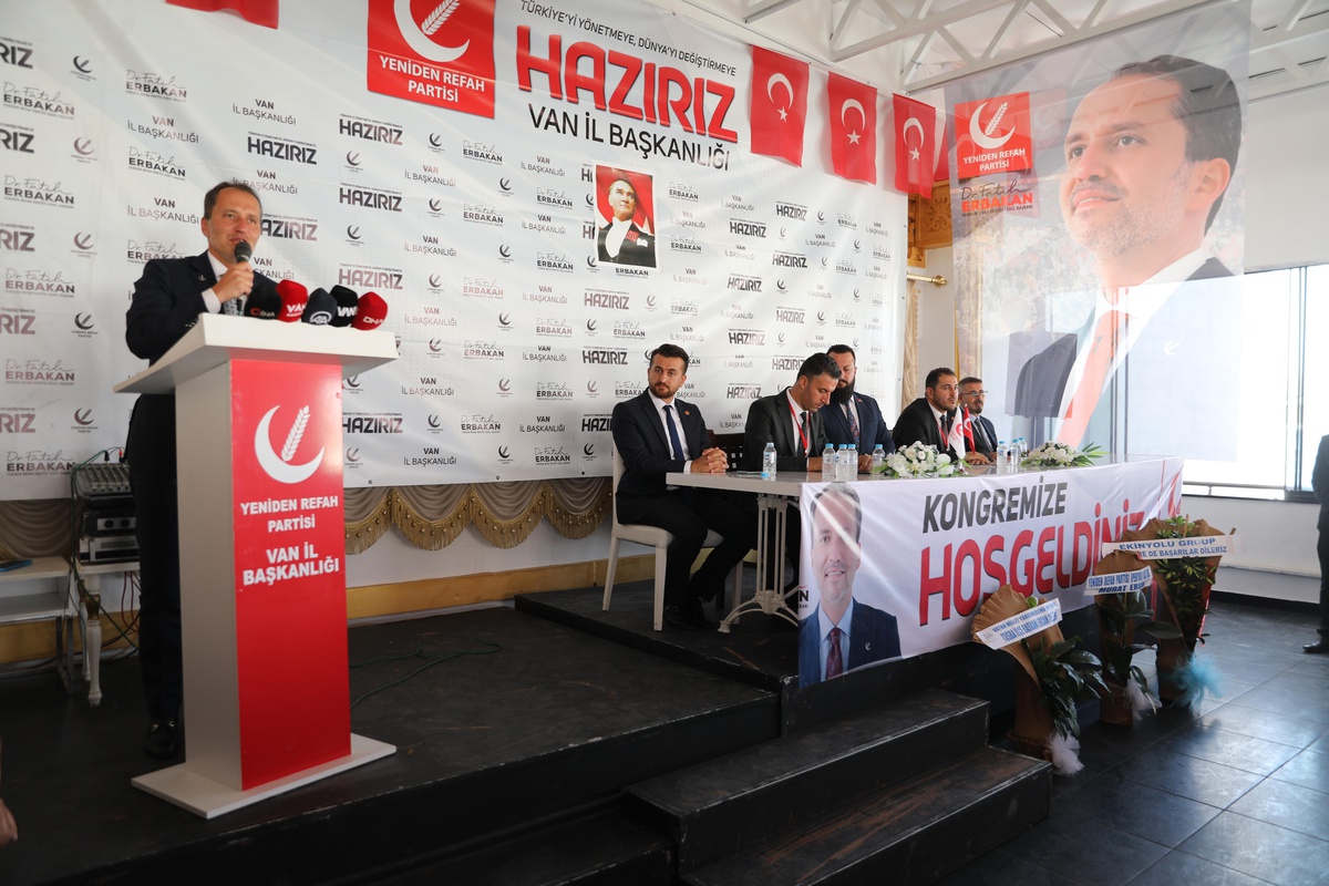 Yeniden Refah Partisi Genel Başkanı Erbakan Van\'da partisinin il kongresine katıldı