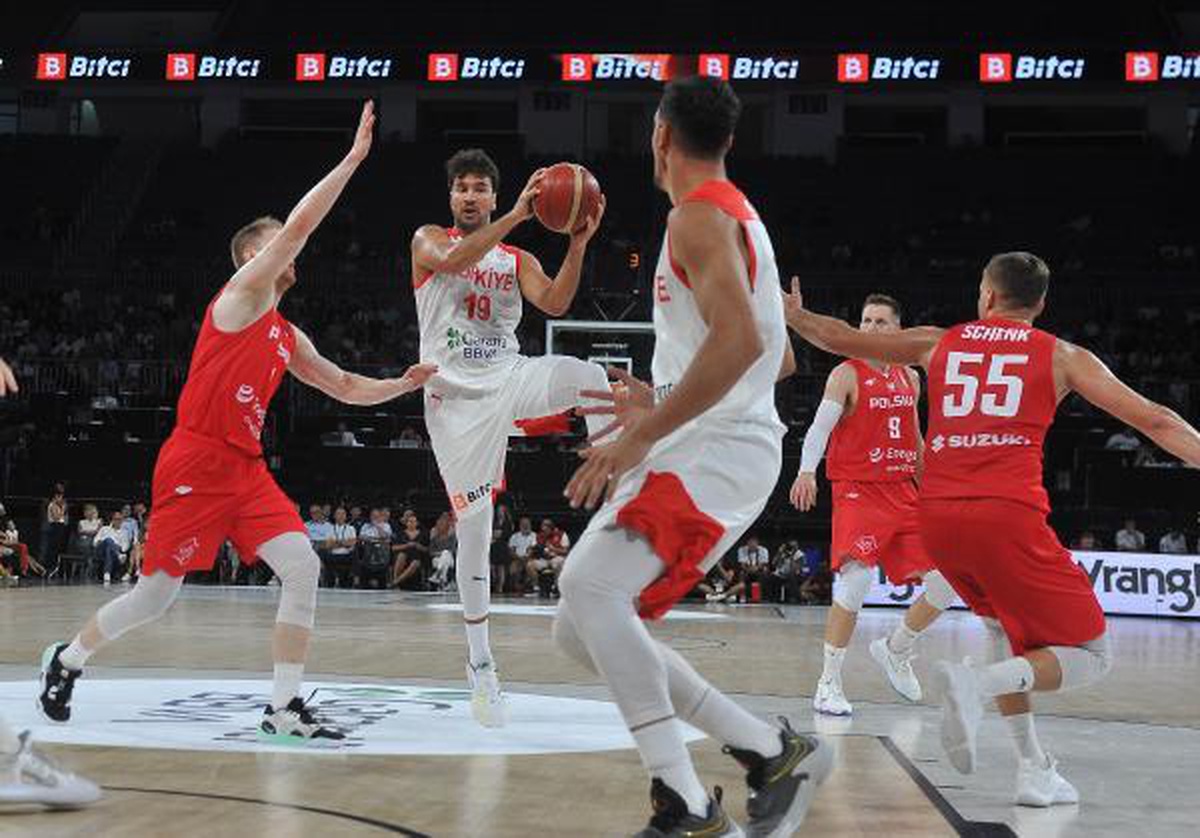 A Milli Erkek Basketbol Takımı, Polonya\'yı farklı geçti