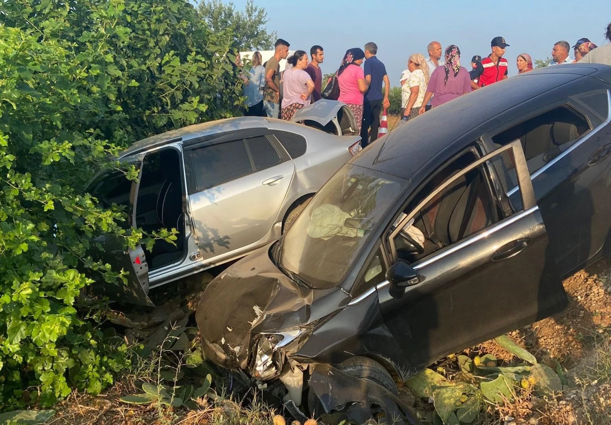 Antalya\'da iki otomobilin çarpıştığı kazada 2 kişi yaralandı