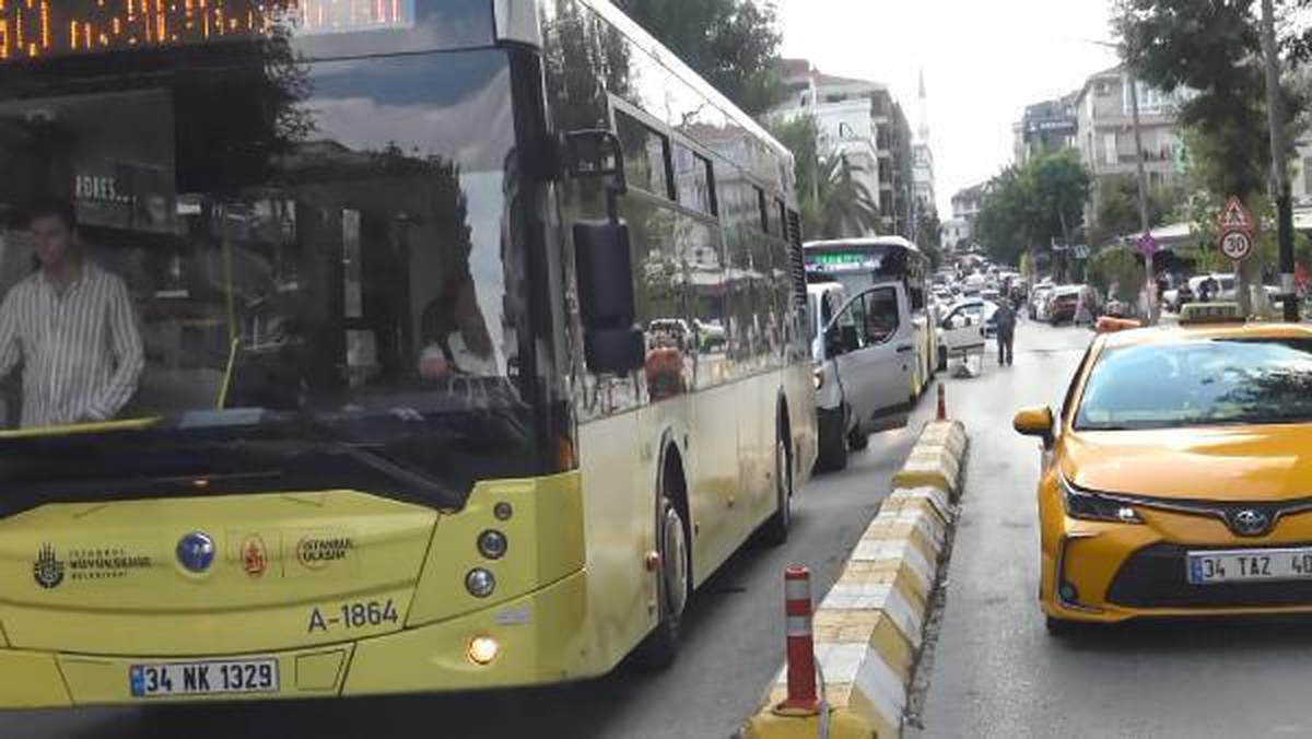 AVCILAR\'DA YOL KENARINA PARK EDİLEN OTOMOBİL TRAFİĞİ KİLİTLEDİ
