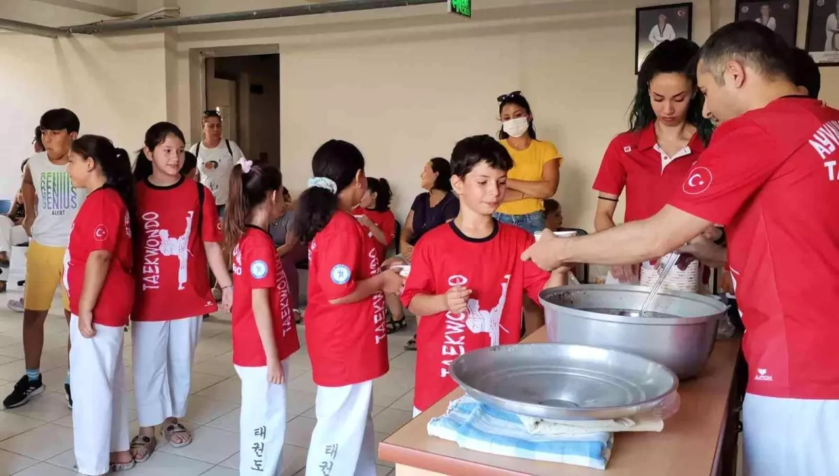 Ayvalıklı tekvandoculardan 11. kez geleneksel aşure hayrı