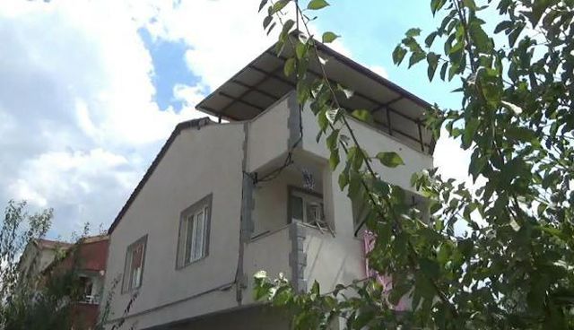 Babasının terastan attığı çekyat başına çarpan 4 yaşındaki Rana, öldü Babasının terastan attığı çekyat başına çarpan 4 yaşındaki Rana, öldü