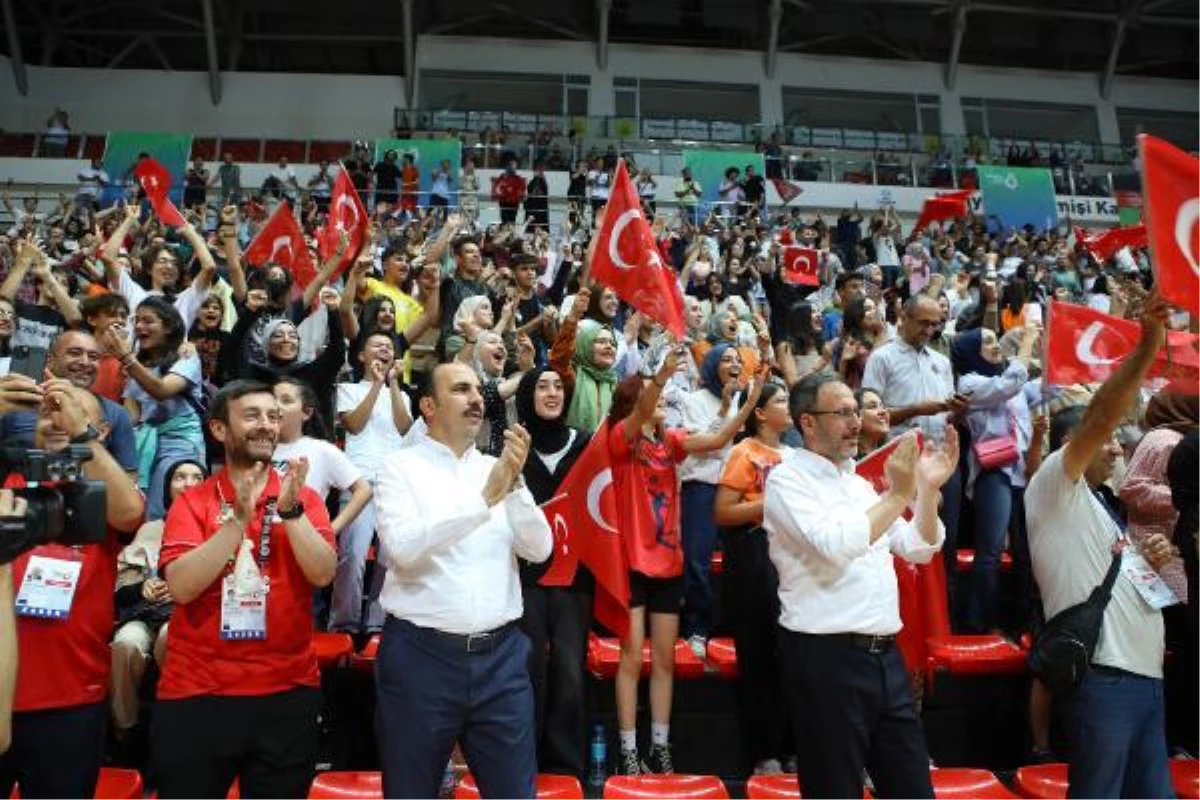 Bakan Kasapoğlu, Voleybol Milli Takımı\'nın maçını izledi