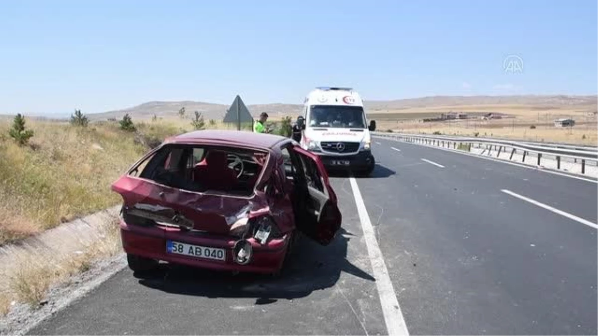 Sivas\'ta bariyere çarpan otomobildeki 5 kişi yaralandı